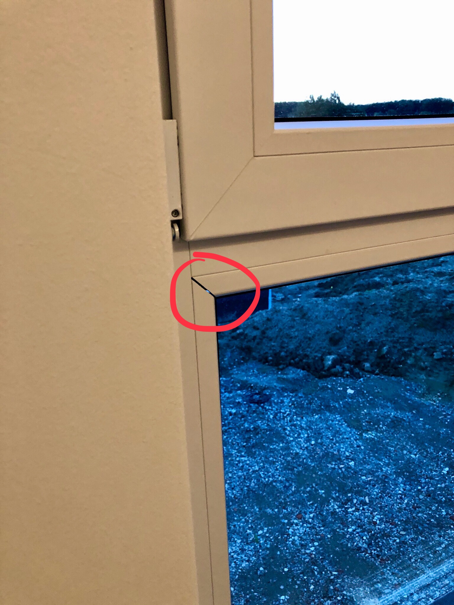 spalt-im-kunststofffenster-und-es-zieht-352914-1.jpeg