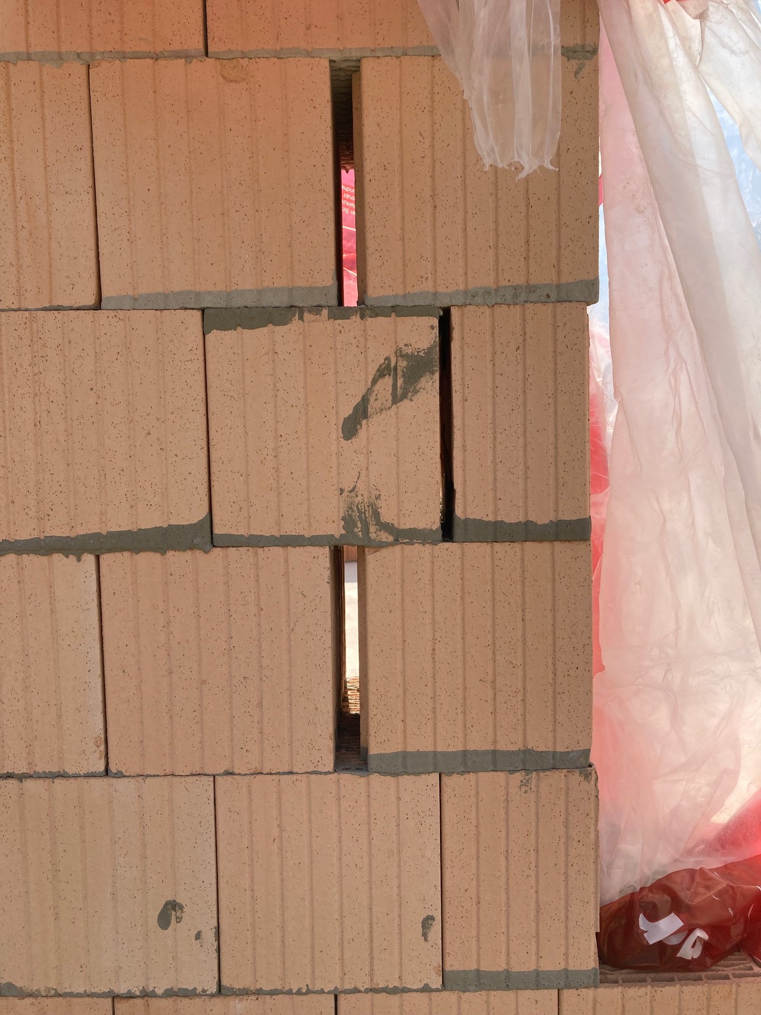 spalten-in-poroton-rohbau-wand-durch-maurer-506840-1.jpg