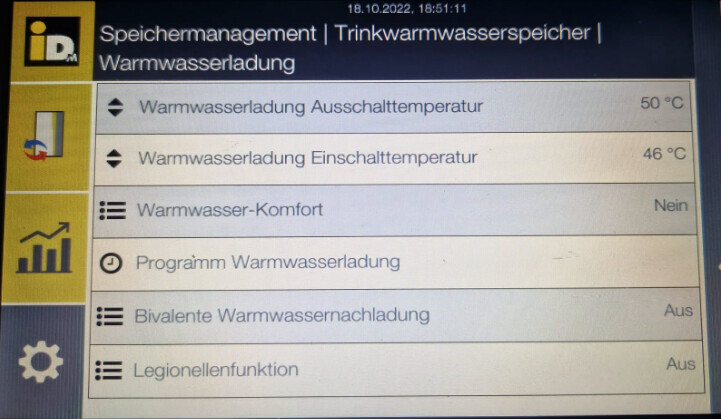 Screenshot eines Warmwasserspeicher-Menüs mit Temperatur-Einstellungen (50°C, 46°C) und Optionen.