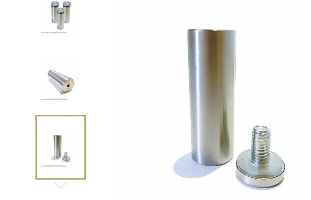 Mehrere glänzende Metallzylinder unterschiedlicher Größe; großer stehender Zylinder neben Gewindeteil.