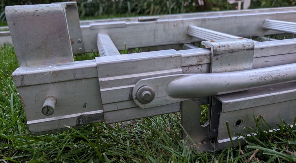Nahaufnahme eines Metallrahmens mit Bolzen und Schraubverbindungen auf Gras