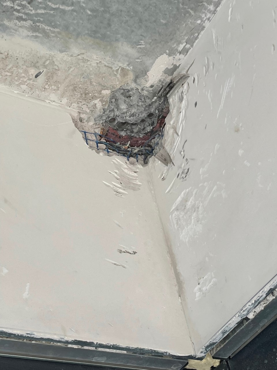 stahltraeger-in-der-ecke-sichtbar-558777-1.png