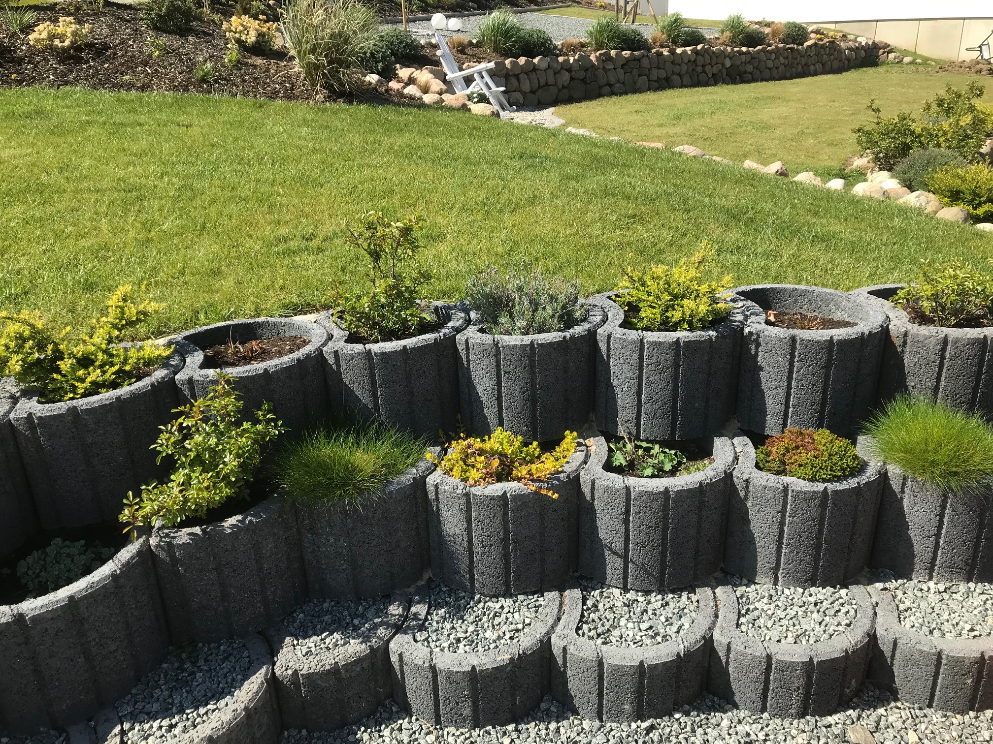 steingarten-mauer-terrassenbeet-gartenlandschaft-gestaltung.jpg