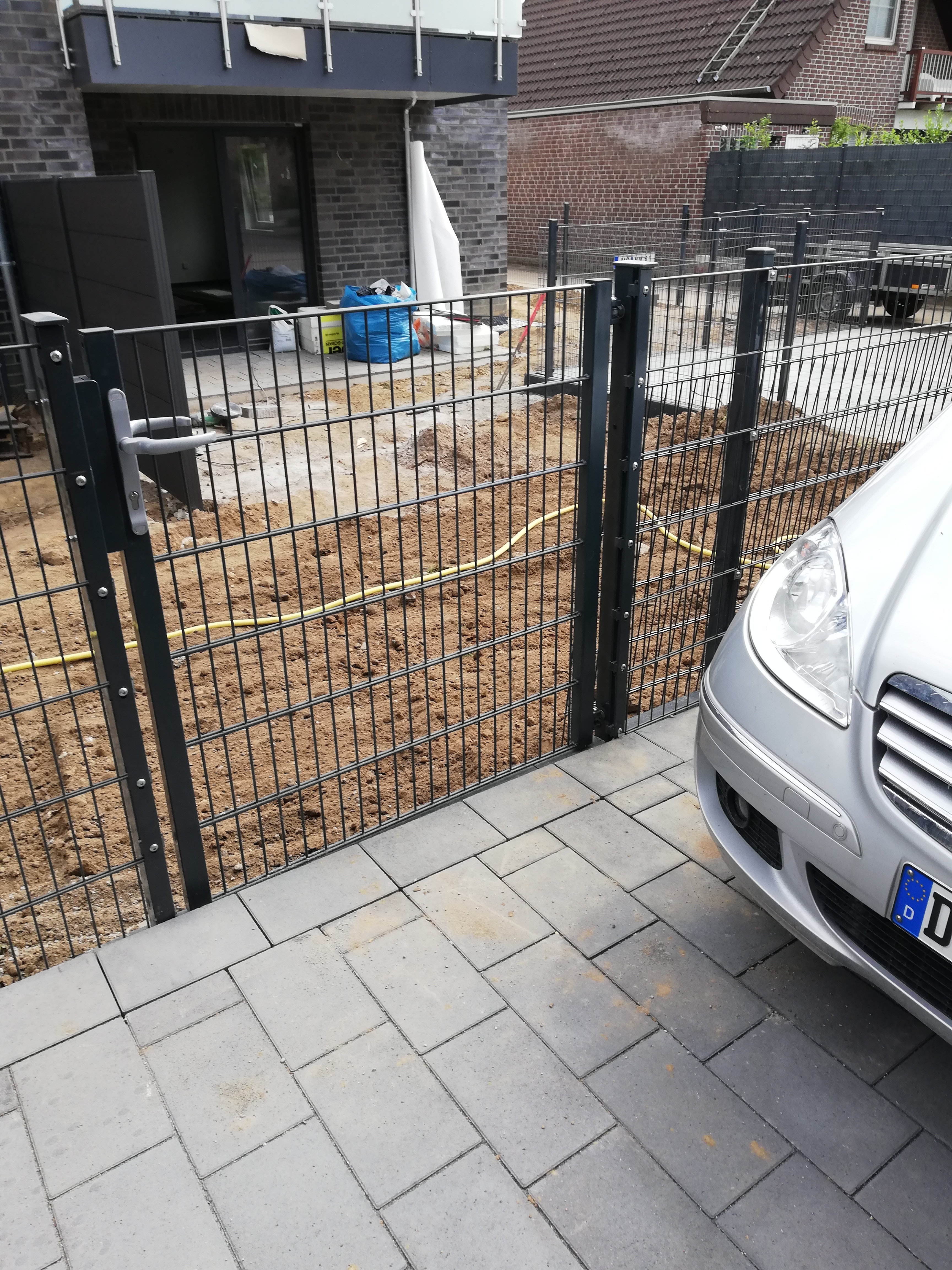 stellplatz-am-haus-sein-der-von-drei-seiten-einegezaeunt-ist-503865-3.jpg