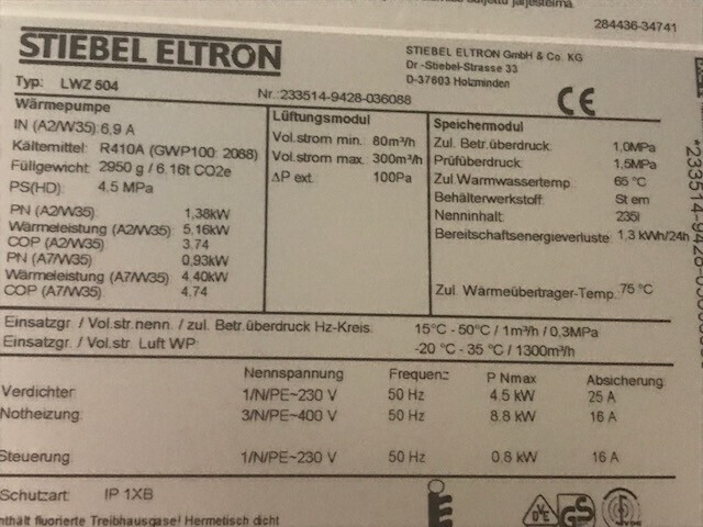 Etikett einer Stiebel Eltron Wärmepumpe mit technischen Angaben