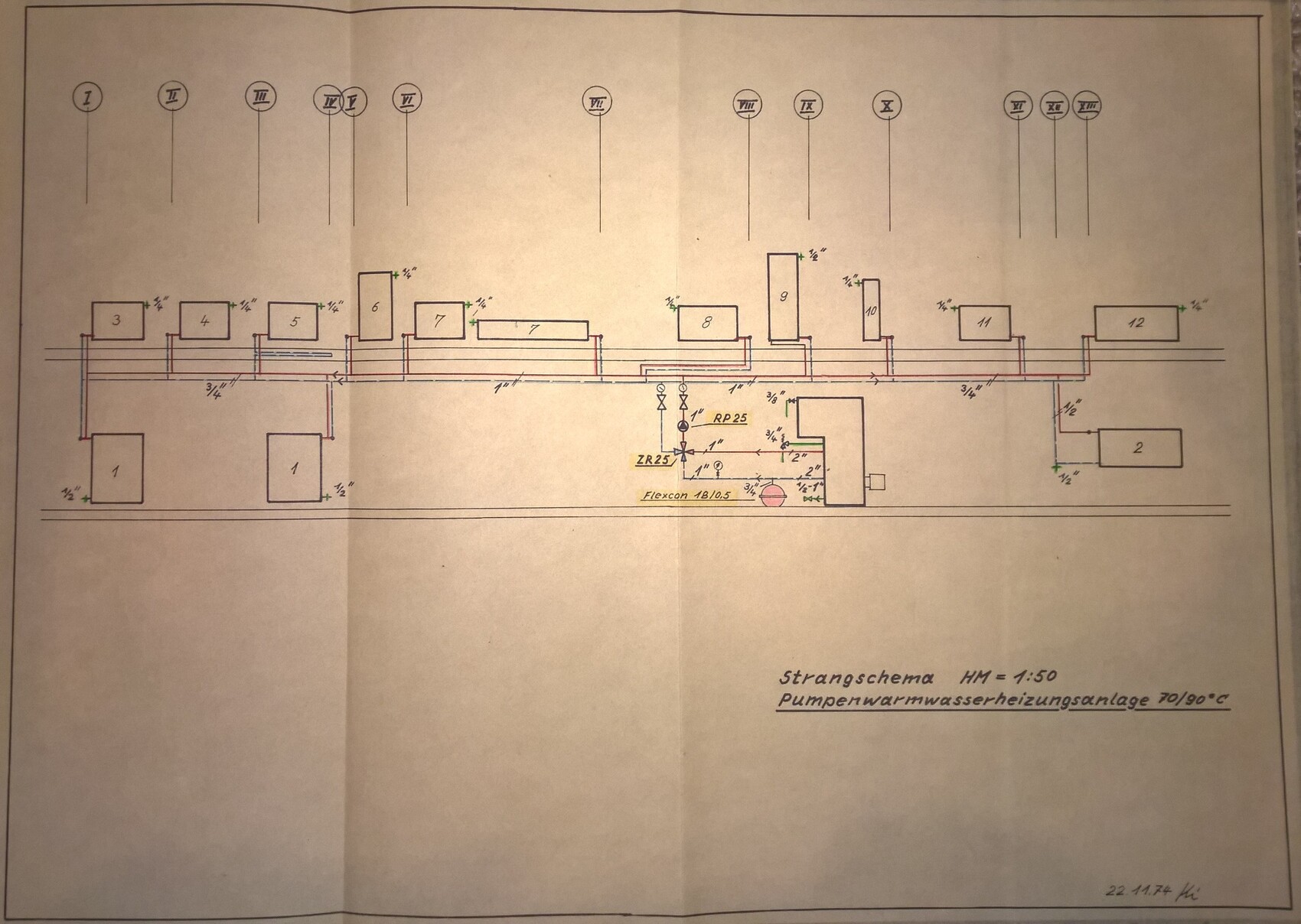 Technisches Strangschema einer Warmwasserheizungsanlage mit Rohrleitungen, Pumpen und Ventilen.