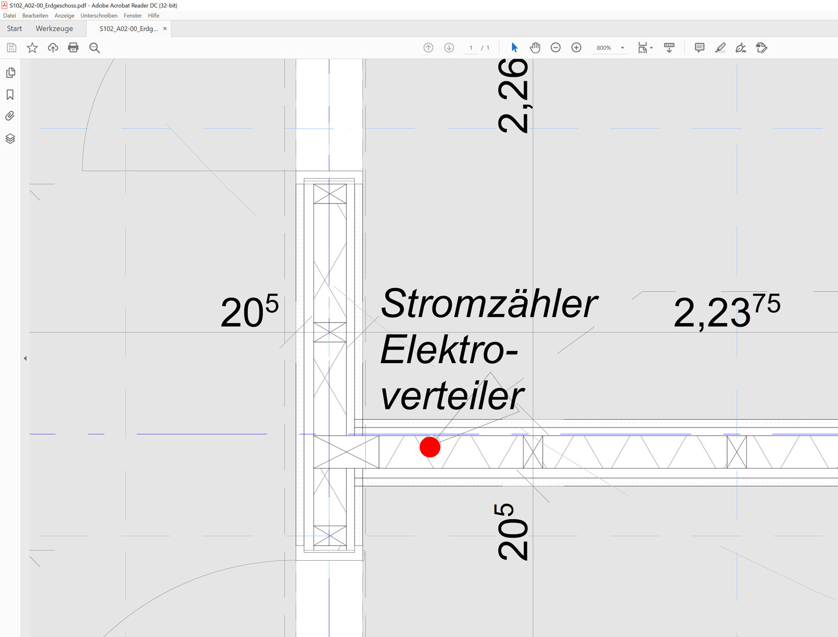Technikraum: Stromzähler und Elektroverteiler mit rotem Punkt.