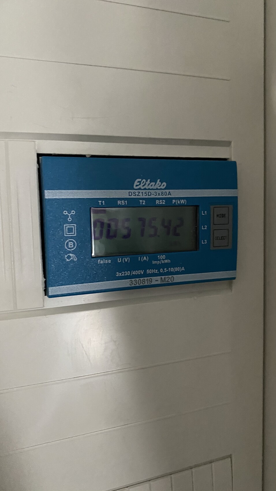 Blauer Eltako DSZ15D-3x80A Zähler mit Display in Wandmontage.