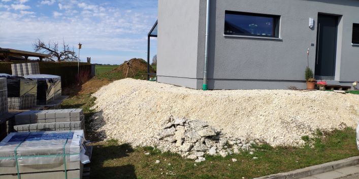 stuetzmauer-15m-hoch-aus-grossen-quadersteinen-wie-fundament-313856-1.jpg