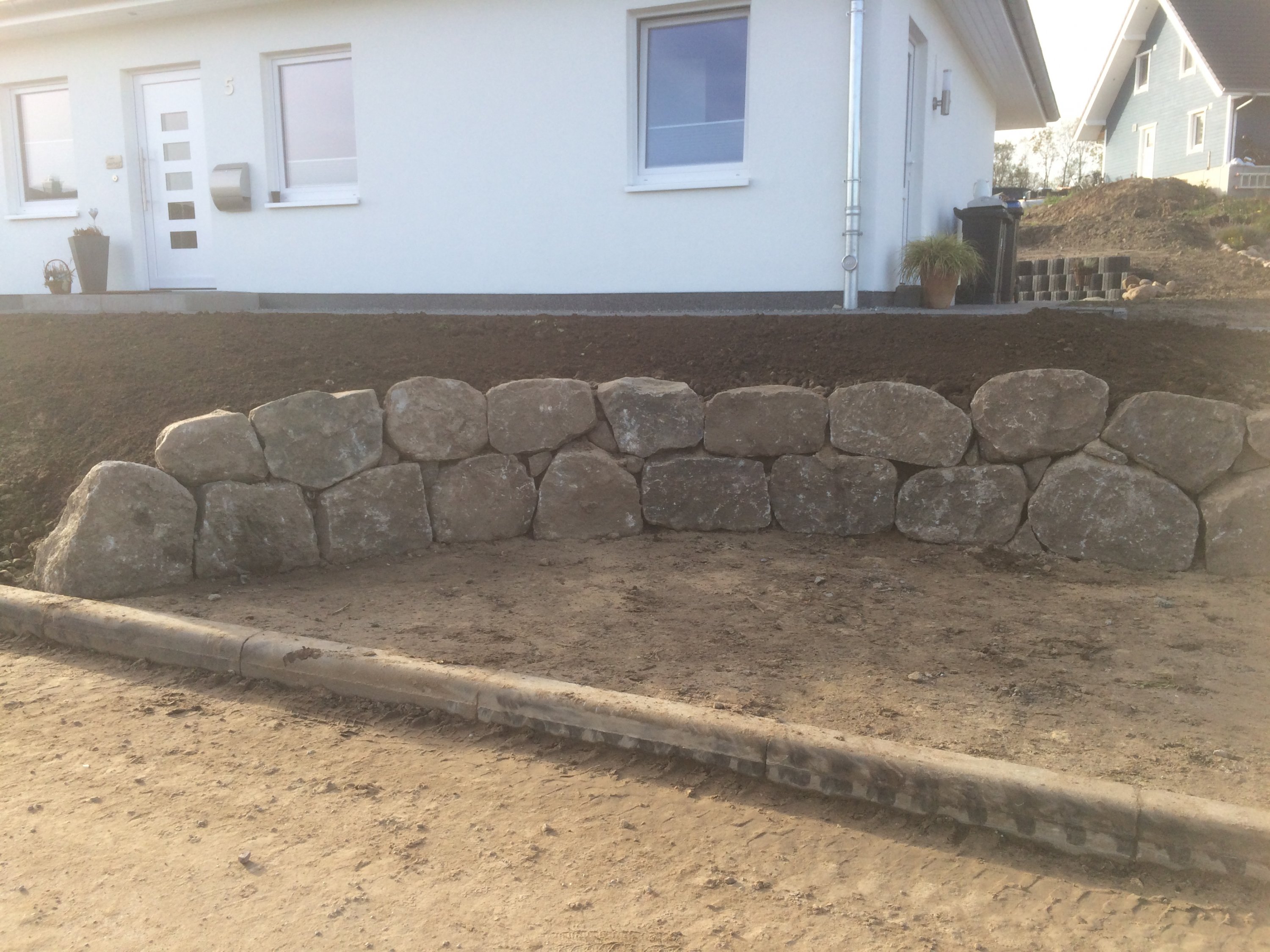 stuetzmauer-2m-hoch-21-m-lang-wie-bauen-mit-l-steinen-284577-1.JPG