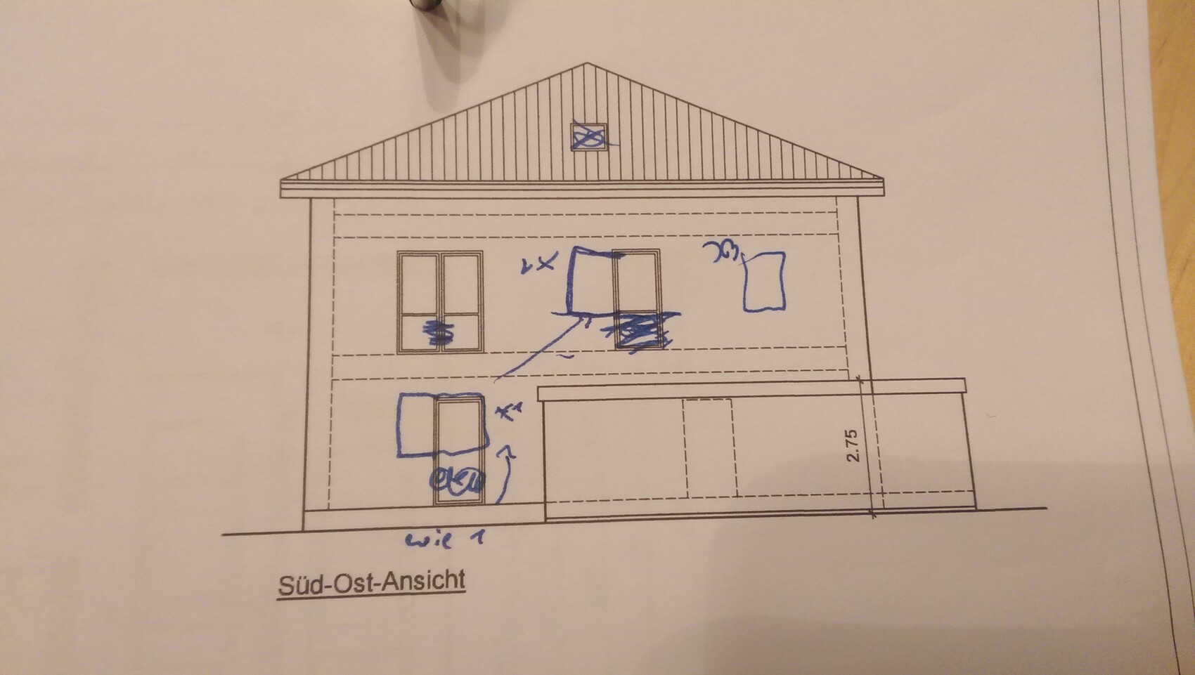 Süd-Ost-Ansicht eines zweistöckigen Hauses mit Satteldach und Garagenanbau auf der rechten Seite.