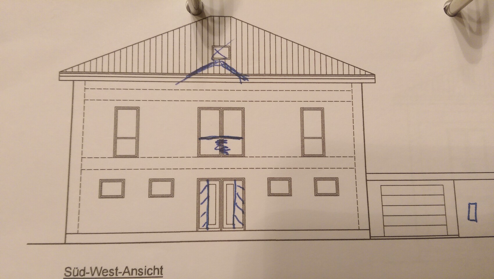 Süd-West-Ansicht eines zweigeschossigen Hauses mit Fenstern und Garage rechts.