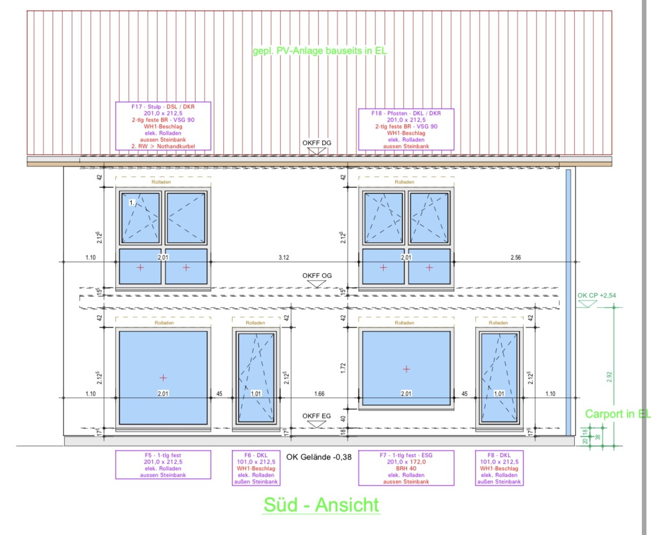 Südansicht eines Gebäudes mit Dach, Fenstern, Carport rechts und Maßlinien.