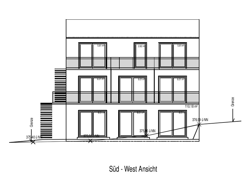 Süd-West-Ansicht eines dreigeschossigen Gebäudes mit Balkonen, Terrassen und Treppenaufgängen.