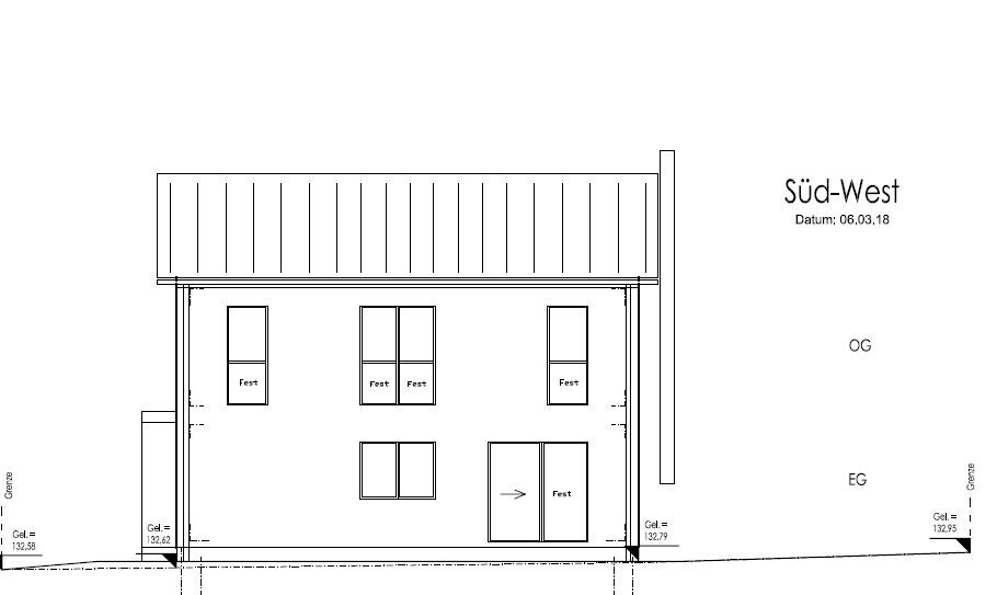 Süd-West-Fassadenansicht eines Hauses mit Fenstern und Eingangstür