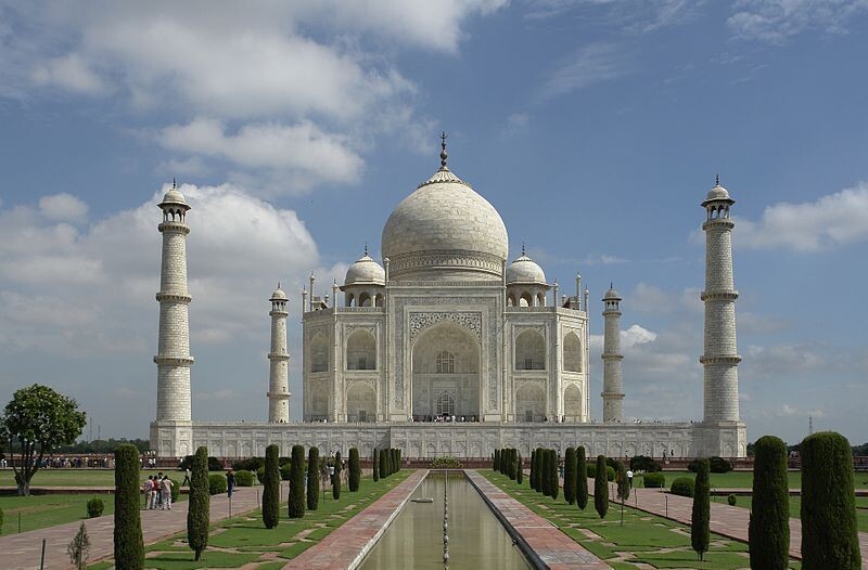 Außenansicht des Taj Mahal aus weißem Marmor, Garten und Wasserbecken im Vordergrund