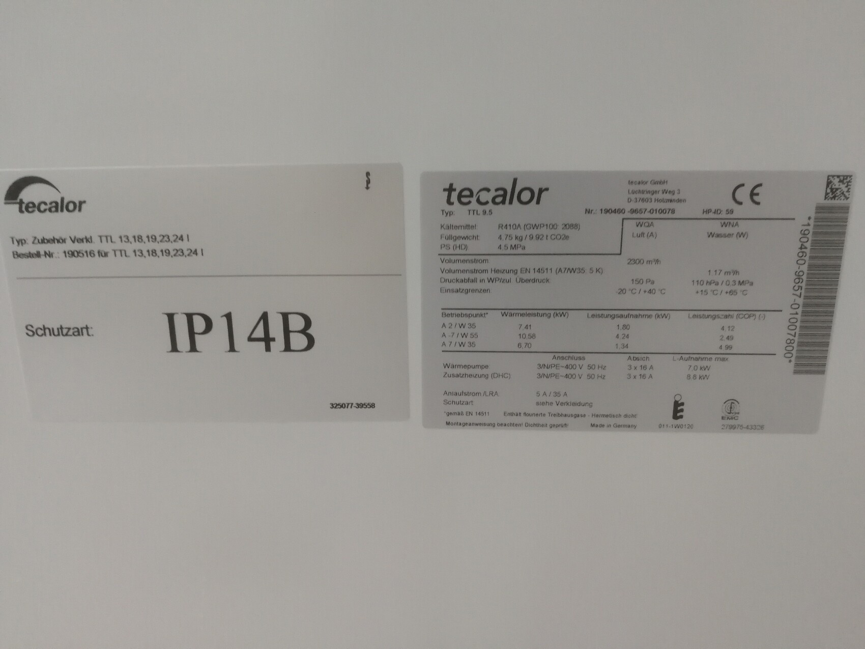 Zwei Etiketten auf weißer Oberfläche; linkes Etikett zeigt IP14B, rechtes Tecalor-Datenschild.