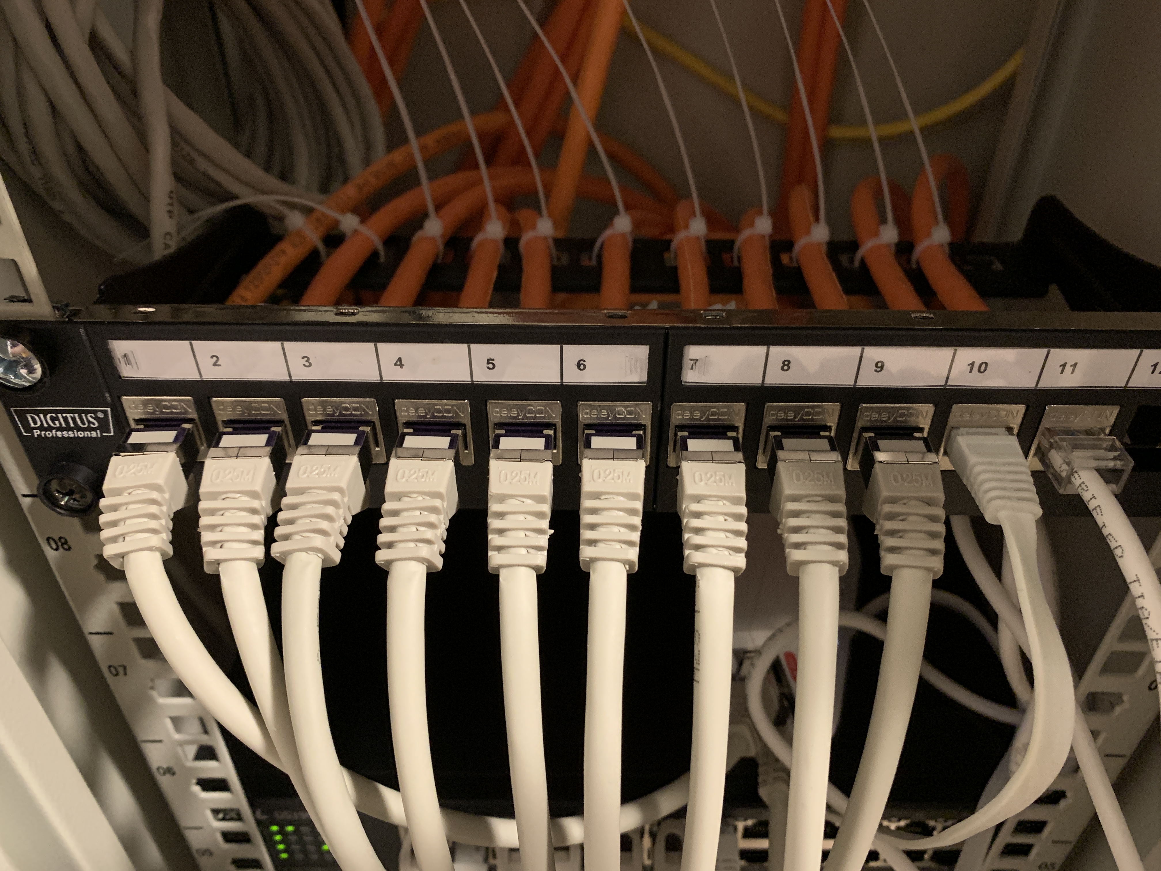 technikraum-router-access-points-switches-561073-3.jpeg