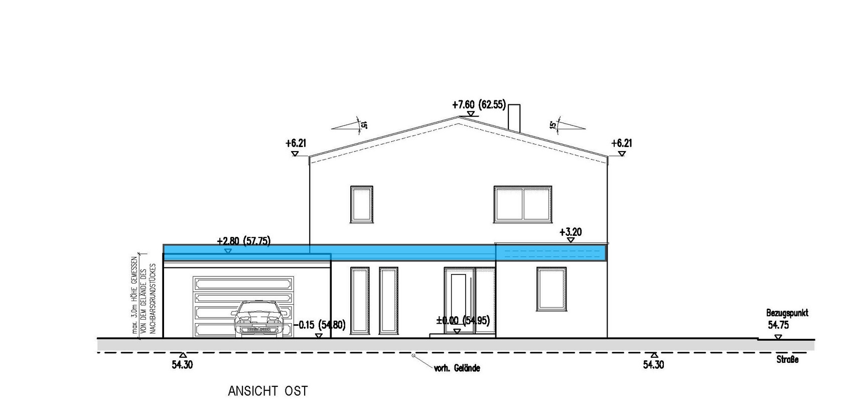 Ostansicht eines zweistöckigen Hauses mit Garage links, Fenstern und blauem Band.