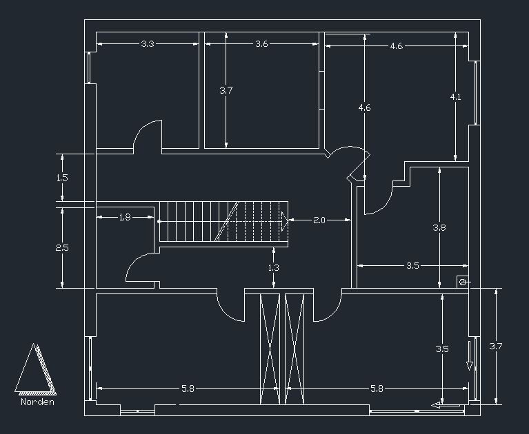 Technischer Grundriss eines Wohnhauses mit Türen, Treppen und Maßangaben