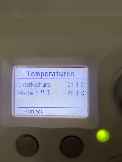 Temperaturdisplay am Steuergerät: Unterkühlung 29,4 °C, Mischer1 VLT 26,8 °C, grüne LED.