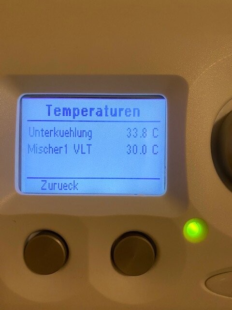 Display eines Haustechnik-Controllers zeigt Temperaturen und Mischerwerte