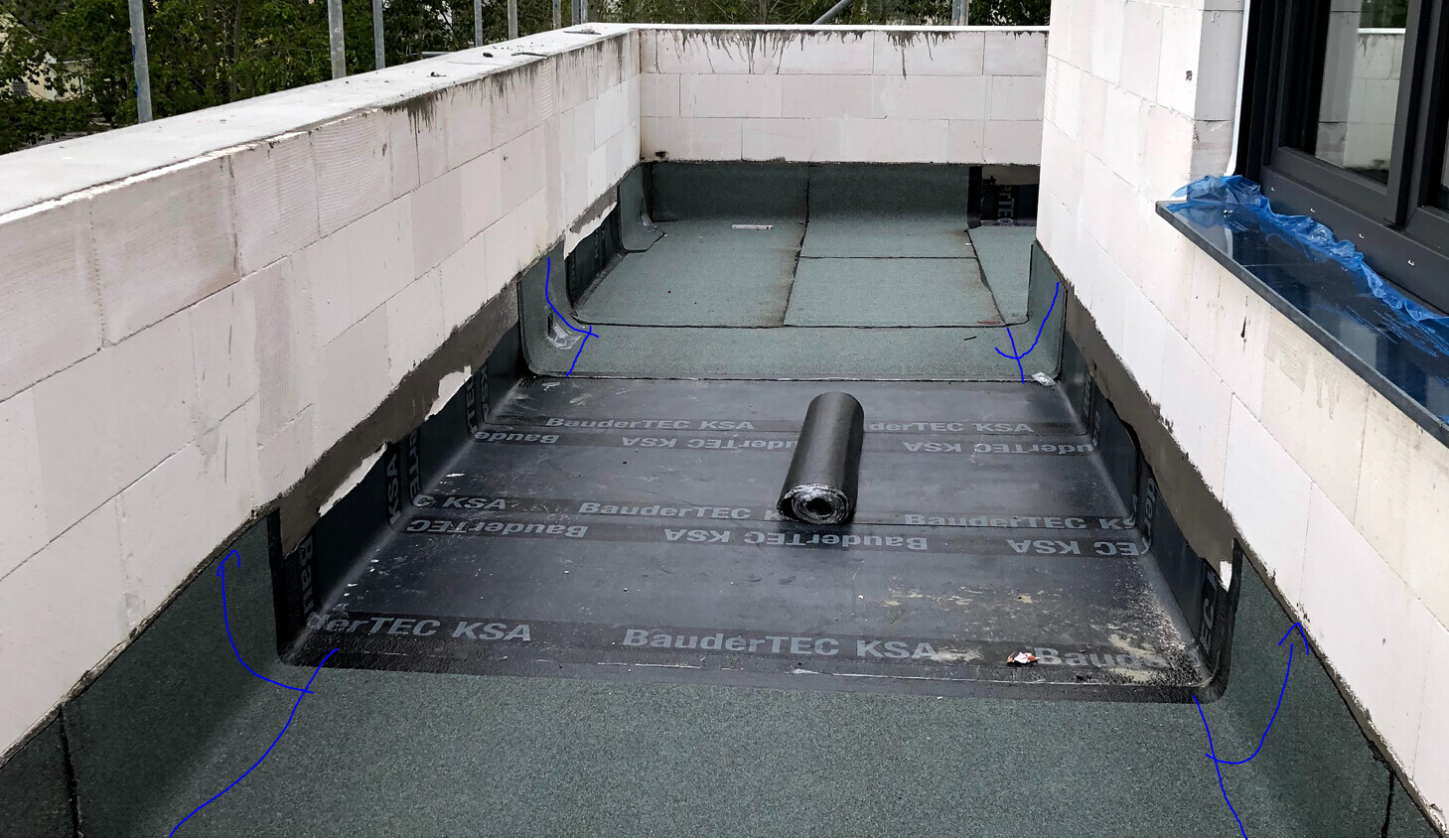 Außen-Terrasse im Bau mit BauderTEC KSA Abdichtungsbahn und weißen Wänden