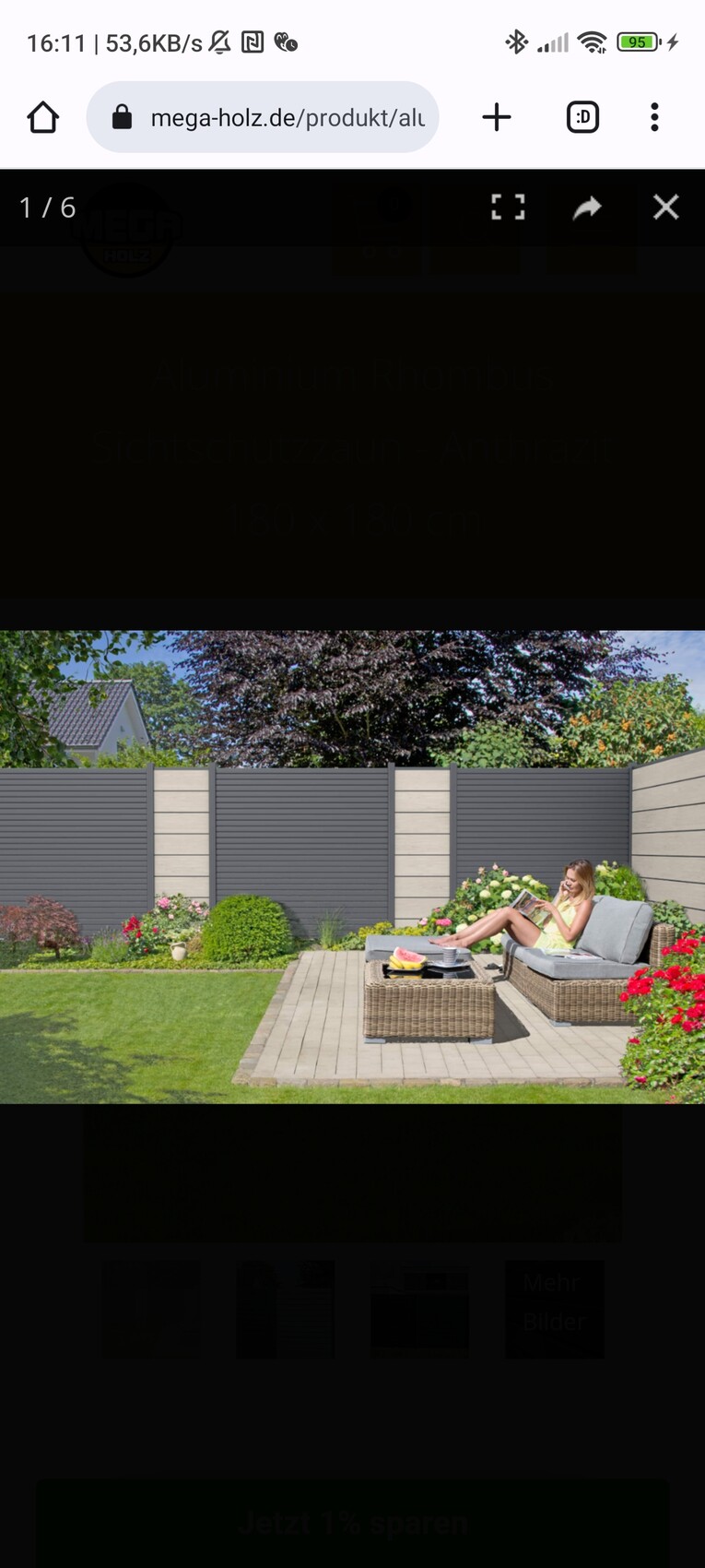 Person sitzt auf Rattan-Lounge im Garten und liest Magazin auf Terrasse