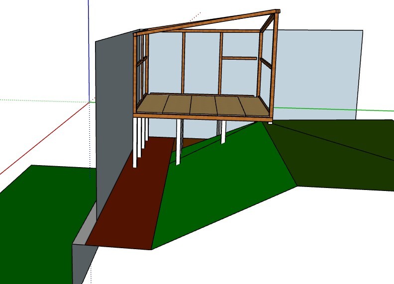 Erhöhter Holzbalkon aus Holzrahmen auf Stützen, mit Rampe und grüner Umgebung.
