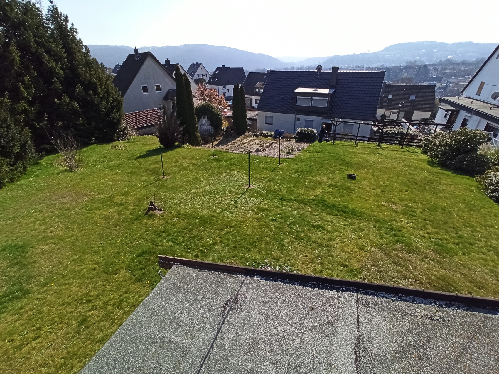 terrasse-garten-vorplatz-ausblick-auf-haeuser.jpg