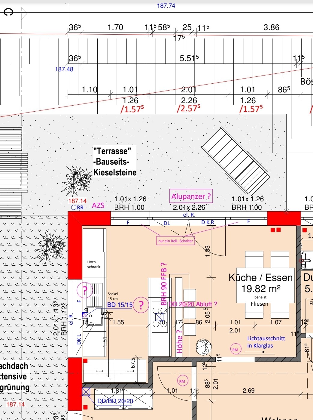 Terrasse mit Kieselsteine und Pflanzen neben dem Wohn- und Küchenbereich im Grundriss