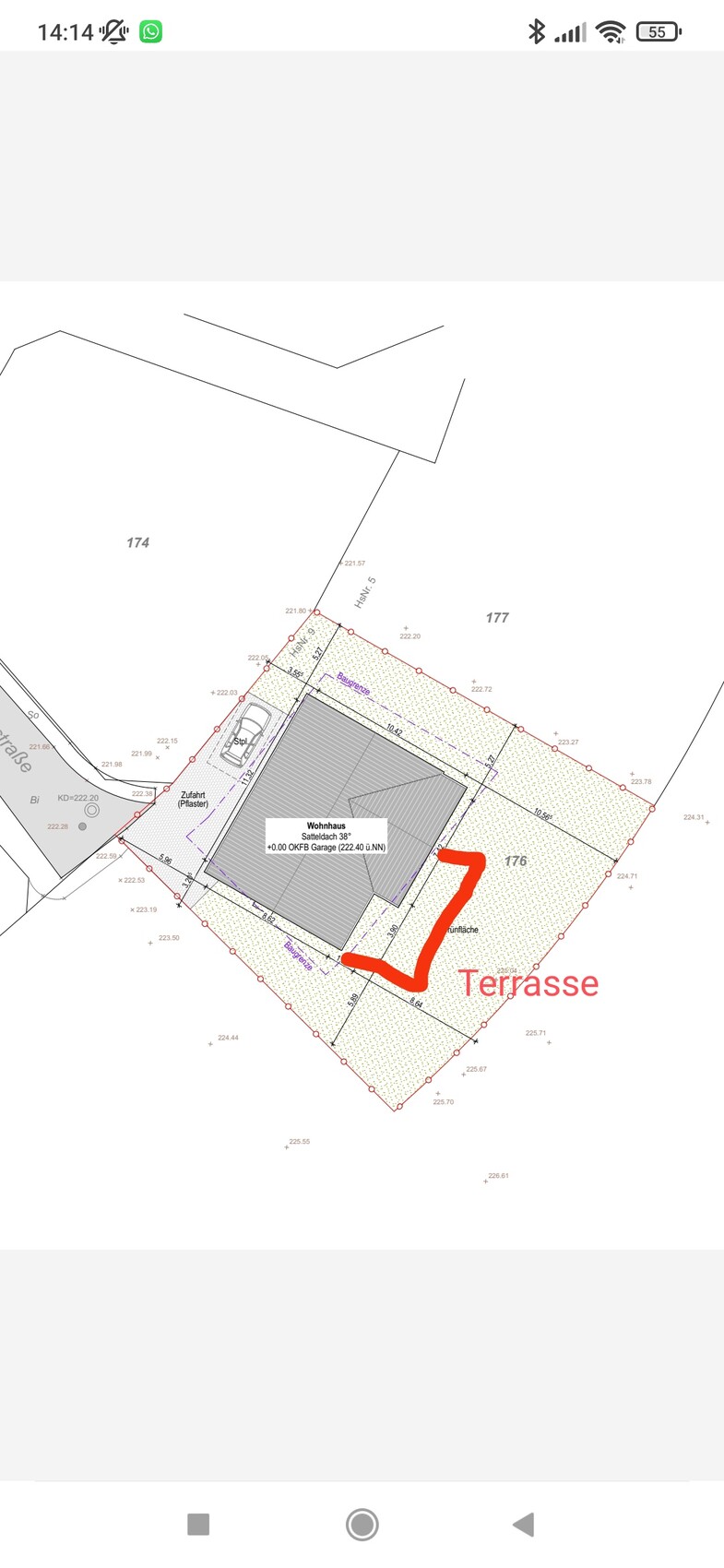 Grundstücksplan: Wohnhaus mit Zufahrt; rot markierte Terrasse neben dem Haus.
