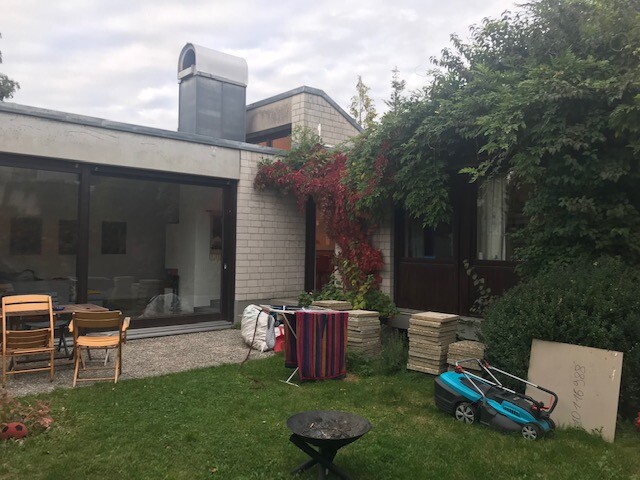 Außenbereich mit Terrasse, Garten, Gartenmöbeln und Spielzeug im Rasen