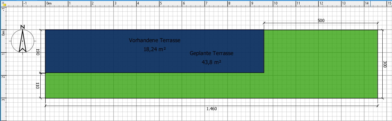 Grundriss: vorhandene Terrasse (blau, 18,24 m²) und geplante Terrasse (43,8 m²) auf Grünfläche.