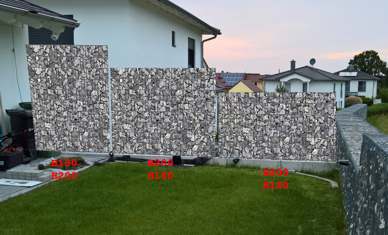Garten mit dreiteiliger Stein-Gabionenwand vor dem Wohnhaus, Abendhimmel.