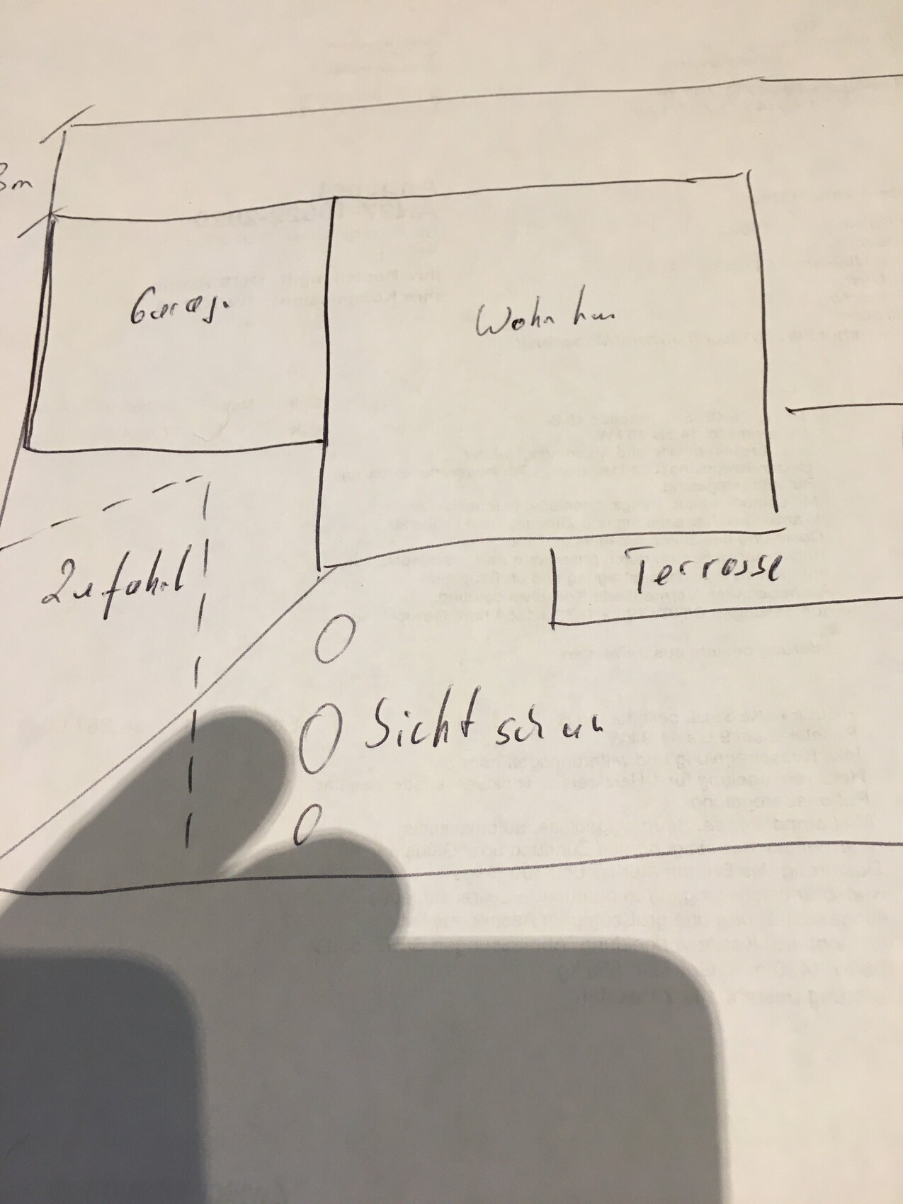 Skizze Grundriss: Garage links oben, Wohnraum rechts, Terrasse unten rechts, Zufahrt links.