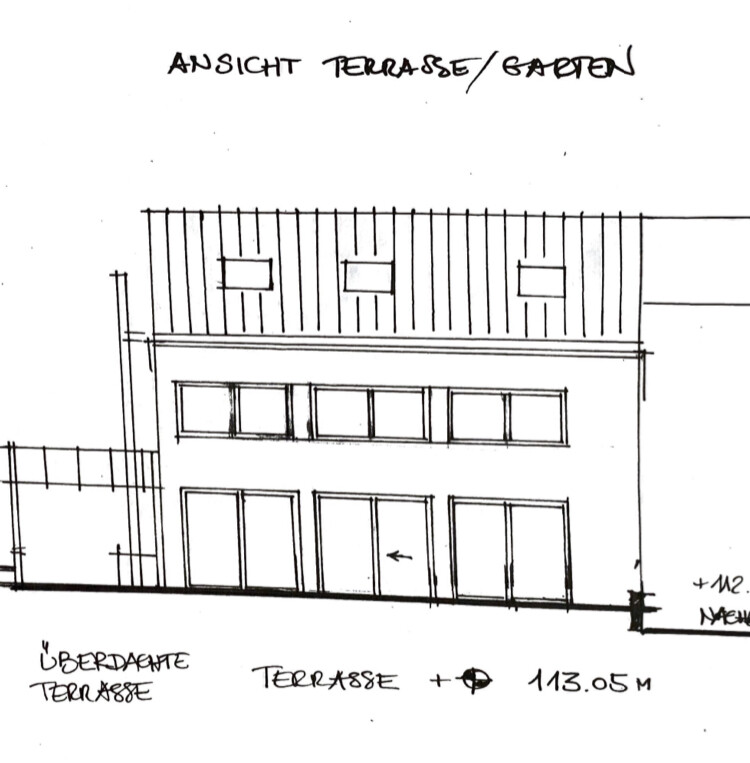 Ansicht eines Gebäudes mit überdachter Terrasse, Glastüren im Erdgeschoss und Obergeschossfenstern.