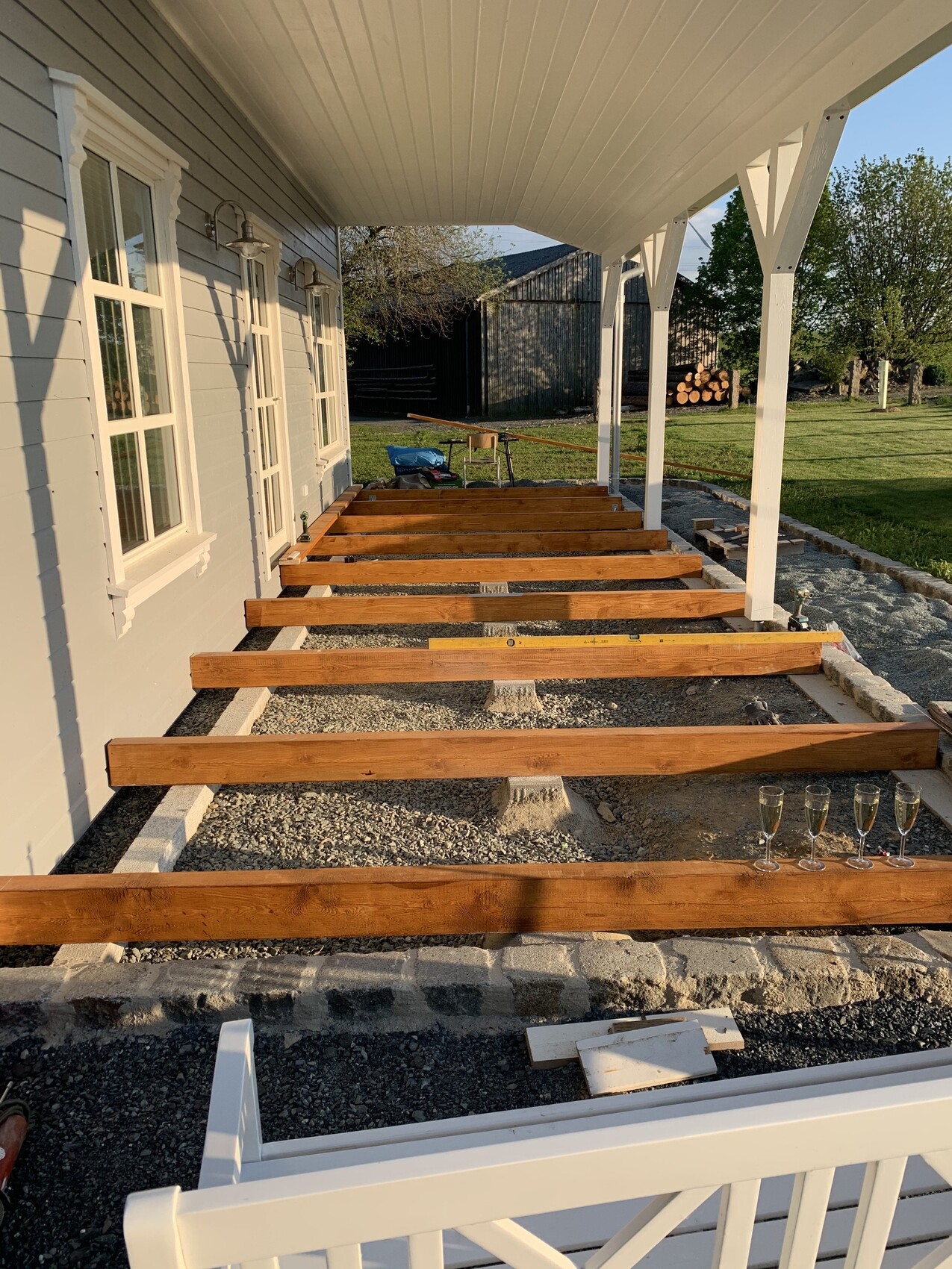 Veranda-Unterkonstruktion aus Holzbalken vor Haus, Bauarbeiten auf Terrasse