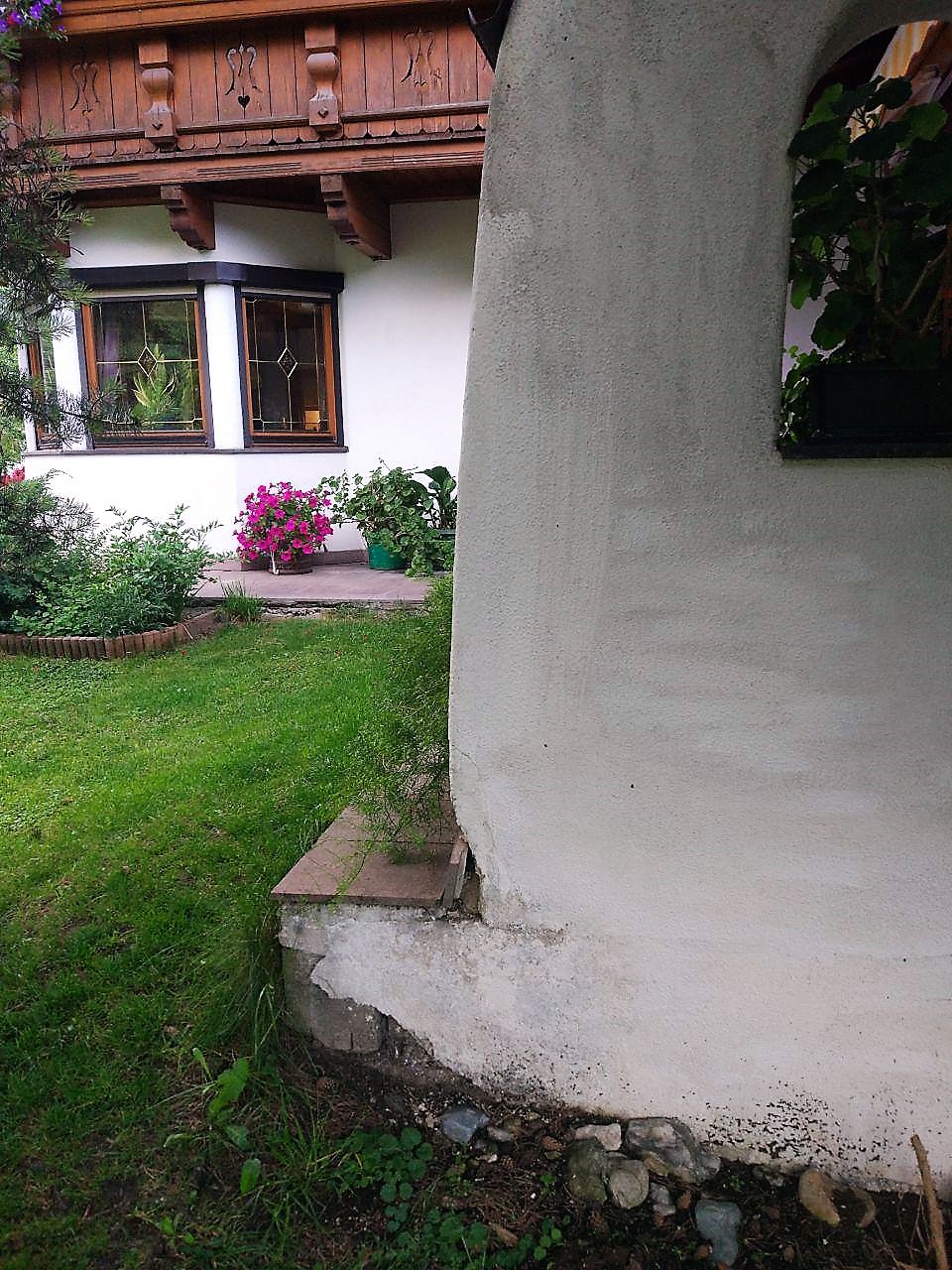 terrasse-renovieren-pflaster-von-feuchtigkeit-befreien-263996-3.jpg