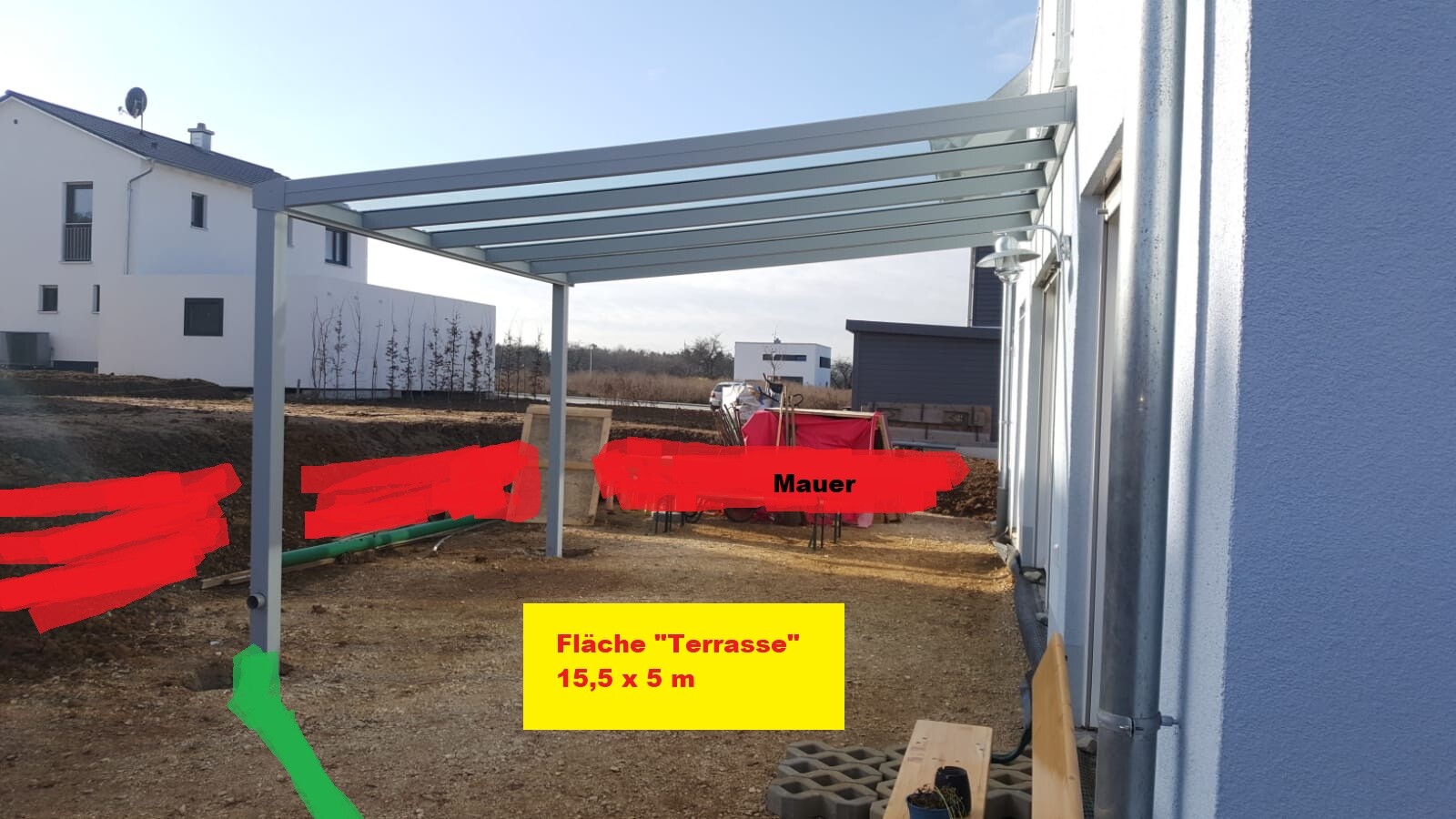 Baugrundstück mit grauer Pergola über Terrasse; Fläche 15,5x5 m, rote Mauer markiert.