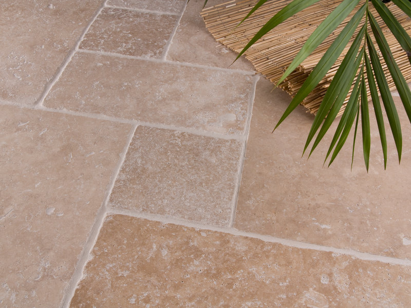 terrassenboden-steinplatten-palmenblaetter-terrassenflair.jpg
