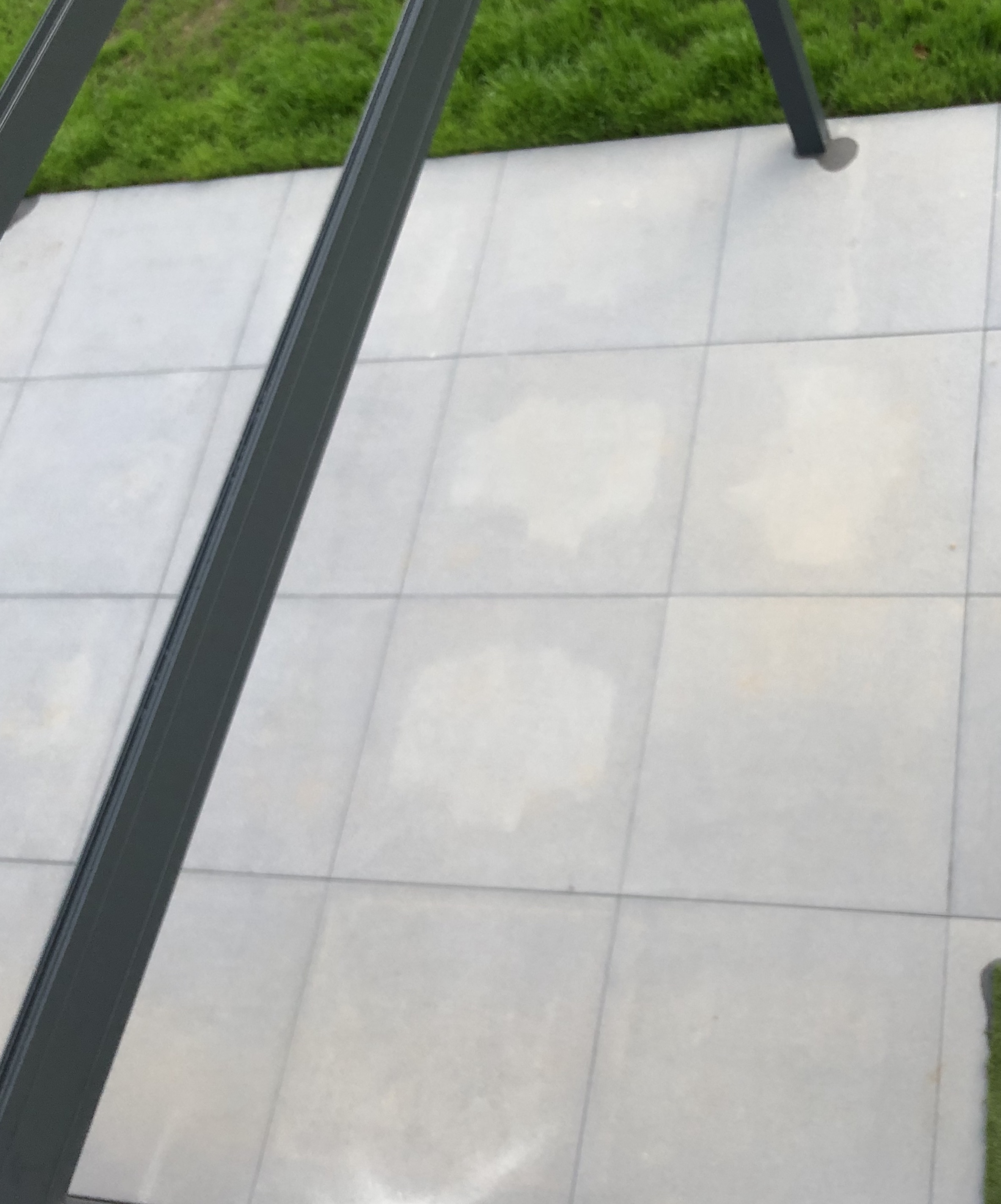 terrassenfliesen-100x100-mit-vakuum-verlegt-flecken-437912-2.jpeg