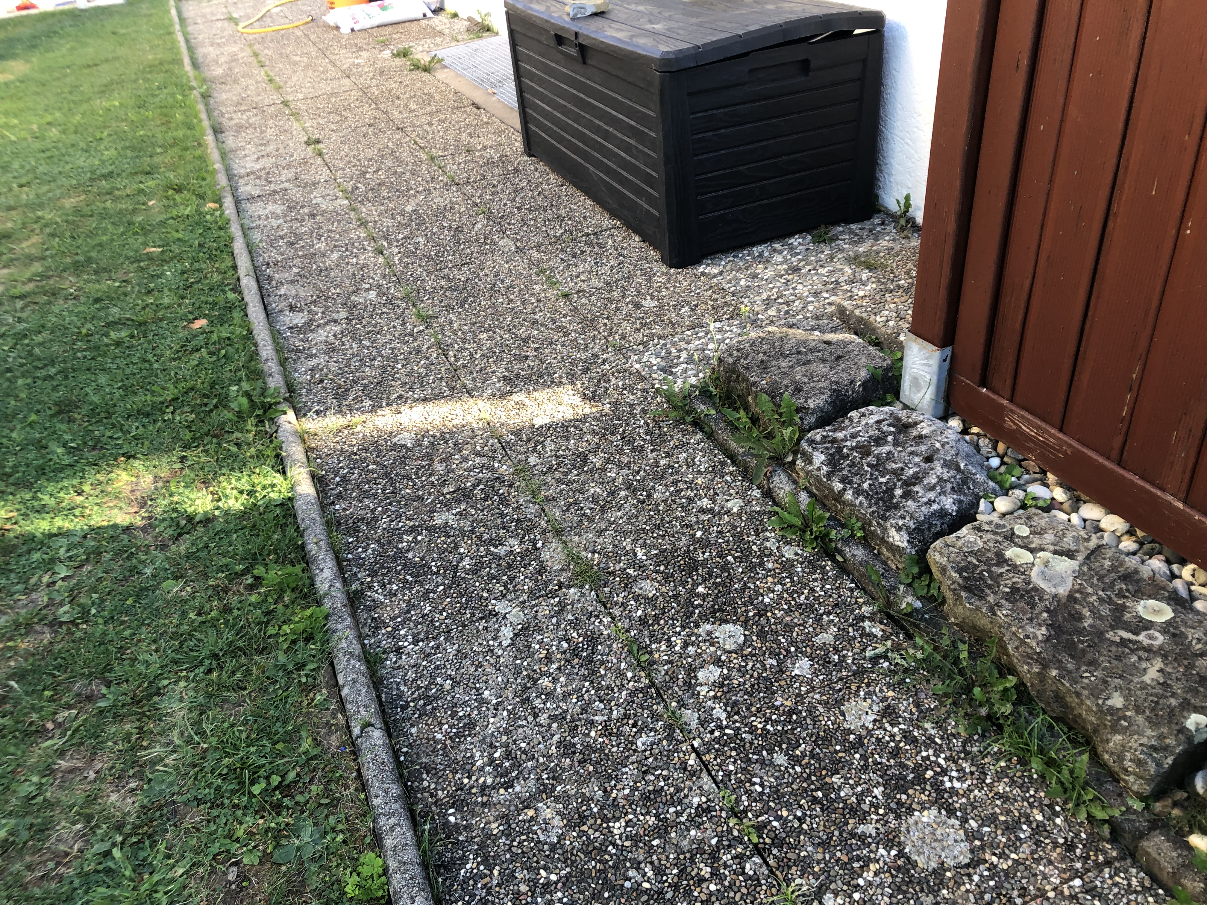 terrassenplanung-mit-umlaufendem-weg-und-leichtem-gefaelle-590313-1.jpg