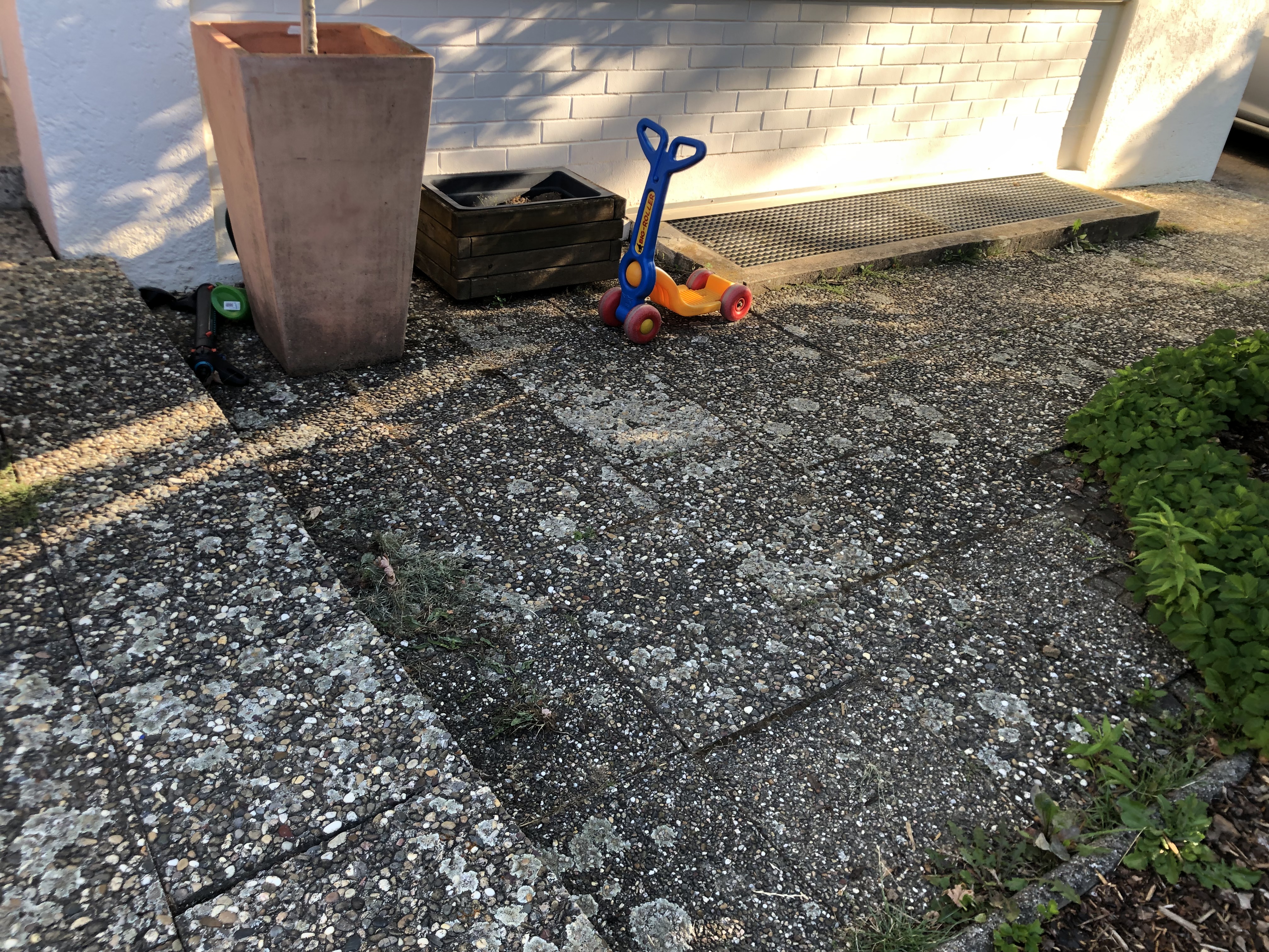 terrassenplanung-mit-umlaufendem-weg-und-leichtem-gefaelle-590313-3.jpg