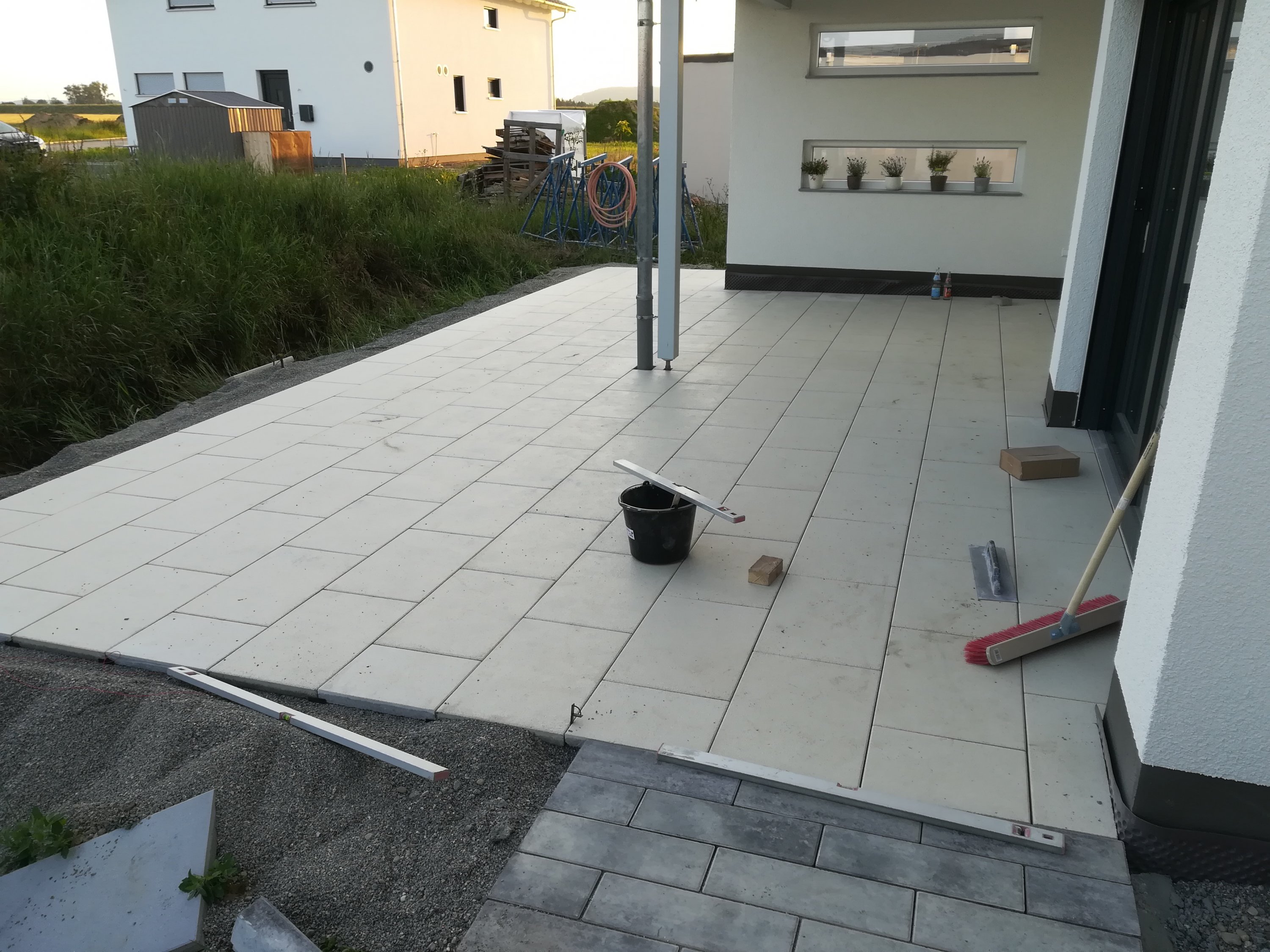 terrassenplatten-verlegen-wie-am-besten-vorgehen-tipps-267998-1.jpg