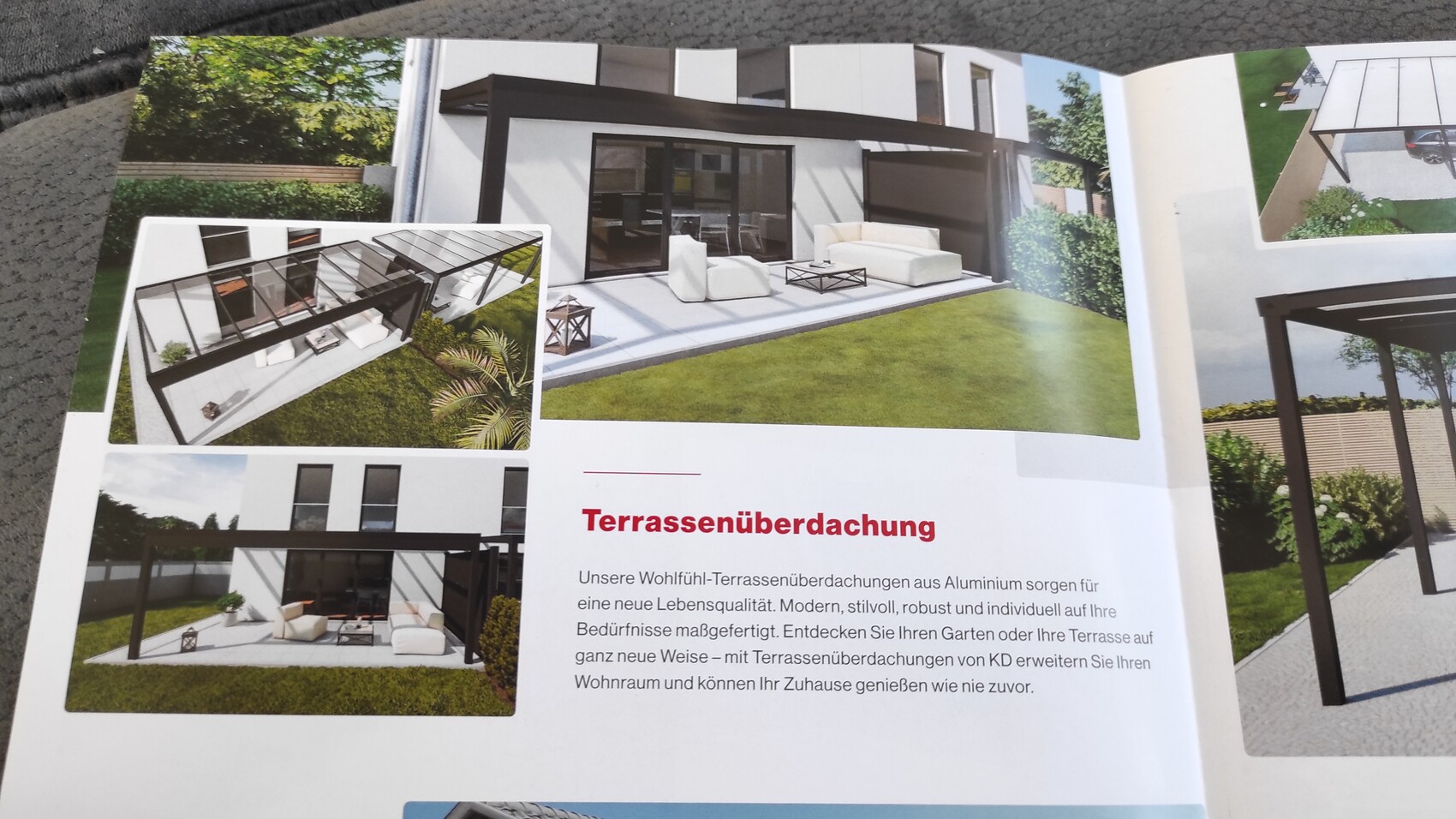 Moderne Terrasse mit Terrassenüberdachung, Lounge-Möbeln und grünem Garten