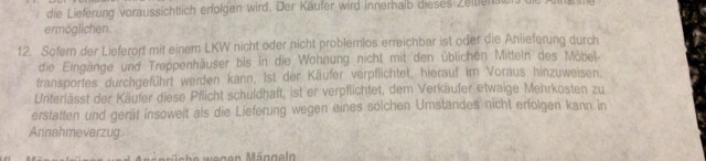 Nahaufnahme eines Textdokuments mit kleingedrucktem Fließtext und Paragrafen