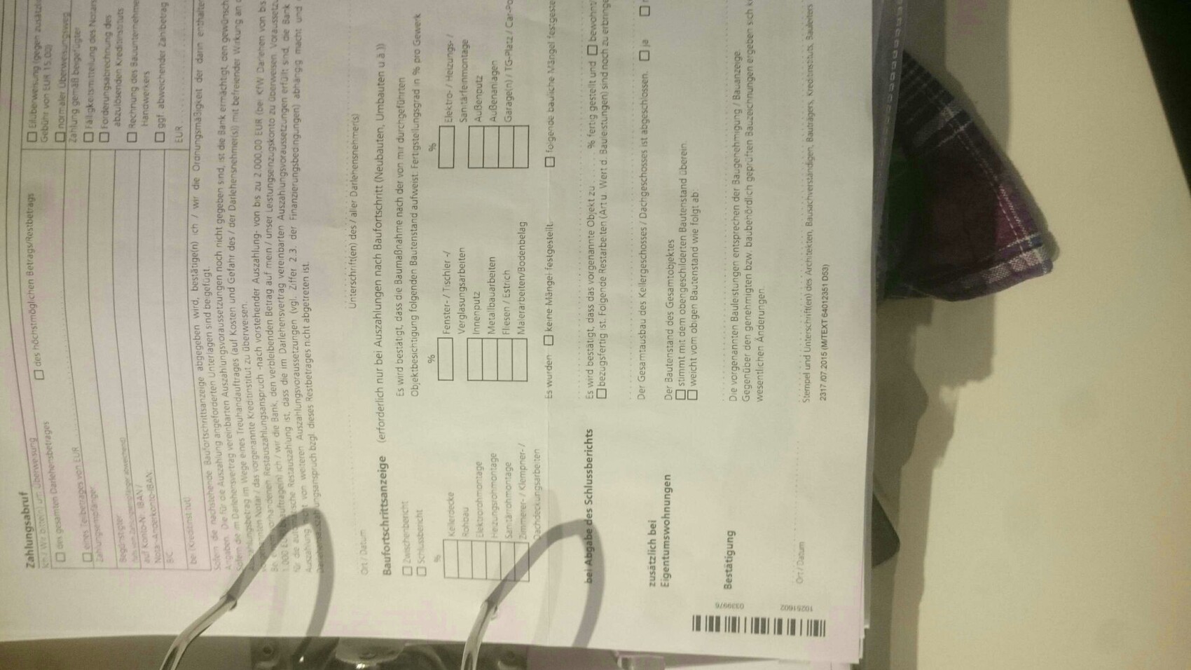 Deutschsprachiges Formular mit Checkboxen, Tabellenfeldern und Barcode am Rand.