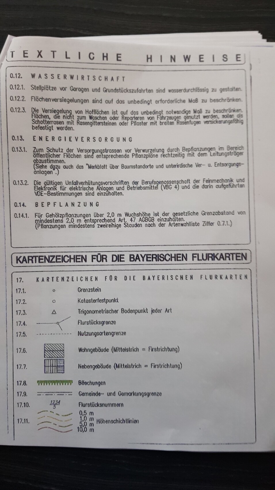 Schwarzweißes Dokument mit Texthinweisen zu Wasserwirtschaft, Energieversorgung und Flurkarten