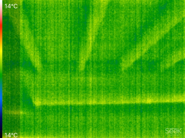 Thermografische Aufnahme einer Gebaeudewand, Daemmung sichtbar, grune Gelbtöne